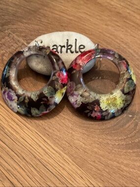Source Unknown Floral Multicolor Resin Hoop Earrings